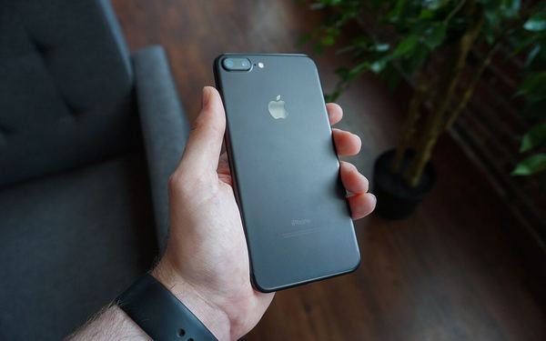 Black smartphone in hand (Unsplash)